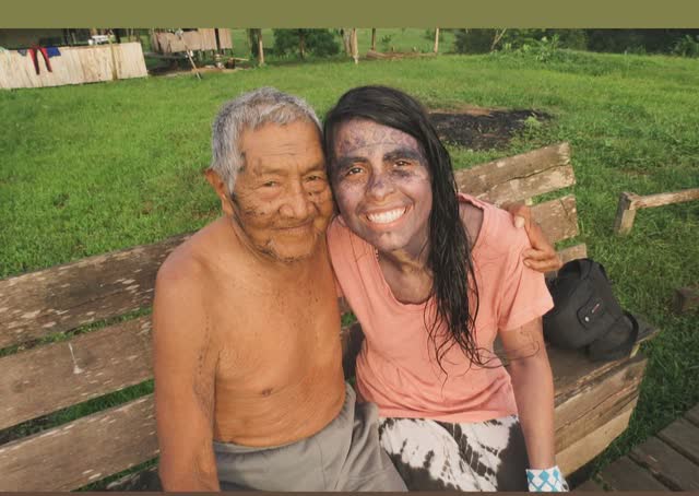 Marina ao lado do Pajé Yawarani, o Vovô Yawa, na Terra Indígena Yawanawá