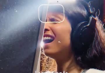 Marina cantando em estúdio